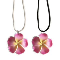 Collar con colgante de flor, estilo veraniego, ideal como joya de moda.