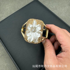 Nuevo conjunto de joyas con relieve de polvo de concha con incrustaciones de perlas barrocas, exquisito conjunto de cuatro piezas de joyería medieval al por mayor