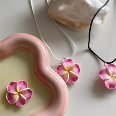 Collar con colgante de flor, estilo veraniego, ideal como joya de moda.