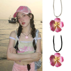 Collar con colgante de flor, estilo veraniego, ideal como joya de moda.