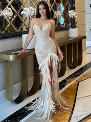 Vestido de noche largo VC sin tirantes, color nude, con cristales, escote en V bajo, sin mangas, plumas, abertura lateral alta, largo hasta el suelo 