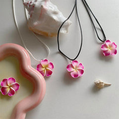 Collar con colgante de flor, estilo veraniego, ideal como joya de moda.
